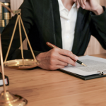 A Saftec Digital responde: publicar nomes em sites de processos pode ser legal, mas também contestável.