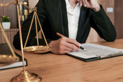 A Saftec Digital responde: publicar nomes em sites de processos pode ser legal, mas também contestável.