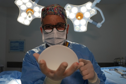 Gilberson Wanderley Silva apresenta o uso de células-tronco como avanço promissor no rejuvenescimento facial.