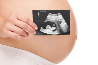 Dra. Thaline Neves esclarece o que é a restrição de crescimento intrauterino e como ela pode impactar o desenvolvimento do bebê.