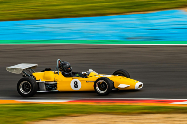 Felipe Schroeder dos Anjos mostra como o automobilismo aliado à inovação usa a engenharia para impulsionar o desempenho dentro e fora das pistas.