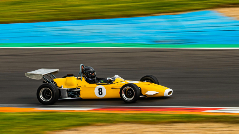 Felipe Schroeder dos Anjos mostra como o automobilismo aliado à inovação usa a engenharia para impulsionar o desempenho dentro e fora das pistas.