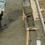 Valderci Malagosini Machado explica como tolerâncias, prumo e alinhamento na montagem de painéis definem a qualidade final do acabamento.