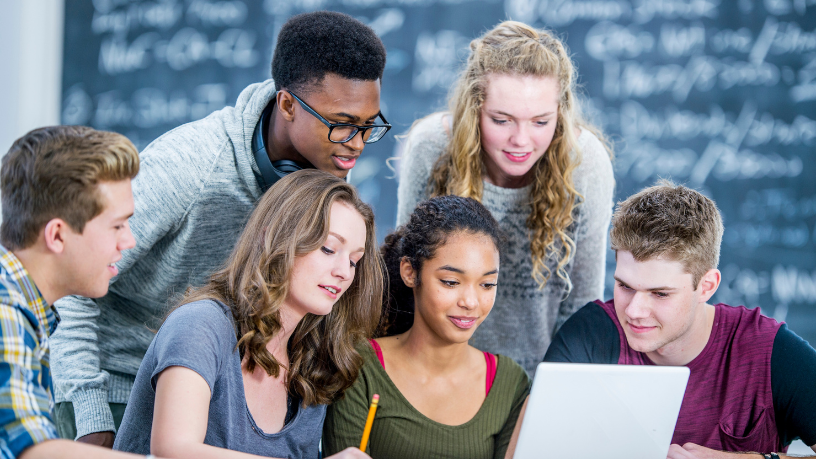 Sérgio Bento De Araújo analisa como estratégia, autonomia e gestão pedagógica estruturam o Novo Ensino Médio e fortalecem percursos formativos mais coerentes.