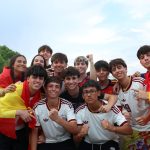 Torcedores exibem bandeiras da Espanha e vestem camisas da seleção durante uma celebração ao ar livre em Madri.