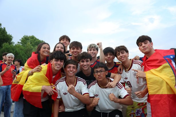 Torcedores exibem bandeiras da Espanha e vestem camisas da seleção durante uma celebração ao ar livre em Madri.