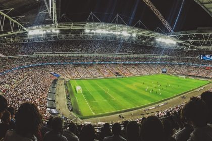Arquibancadas de um estádio de futebol lotadas de torcedores durante uma partida.